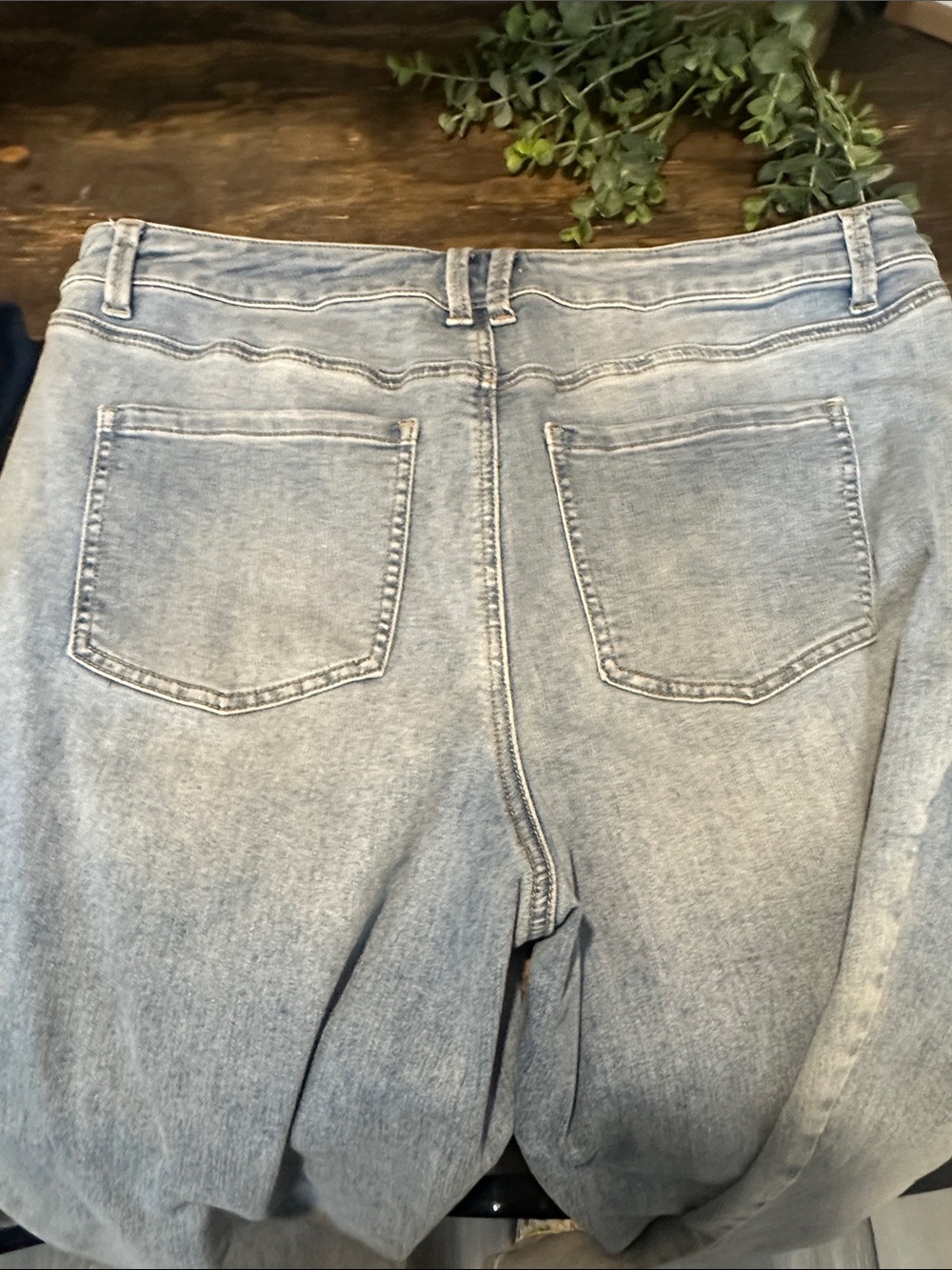 Two pair of Women’s size 18 capris like new - Picture 6 of 6
